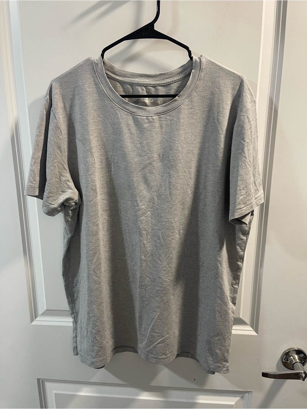 ALO Yoga Men's Crewneck T-Shirt in Light Gray